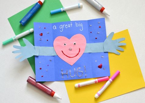 Many of us know how tough it is to be away from loved ones, but with a few craft supplies, create this fun hug card to "give a hug" to someone you love! Give A Hug, Hug Card, Send A Hug, Grandparents Day Crafts, Birthday Card Craft, Welcome Card, Mothers Day Crafts For Kids, Handmade Kids, Fathers Day Crafts