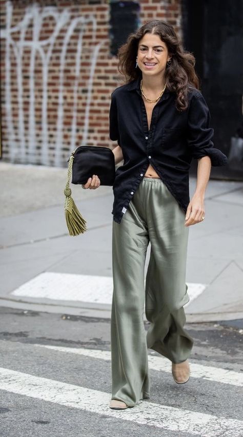 Satin Trousers Outfit, Silk Pants Outfit, Satin Pants Outfit, Leandra Medine Style, August Outfits, Mode Dope, Casual Chique Stijl, Loungewear Outfit, Silky Pants