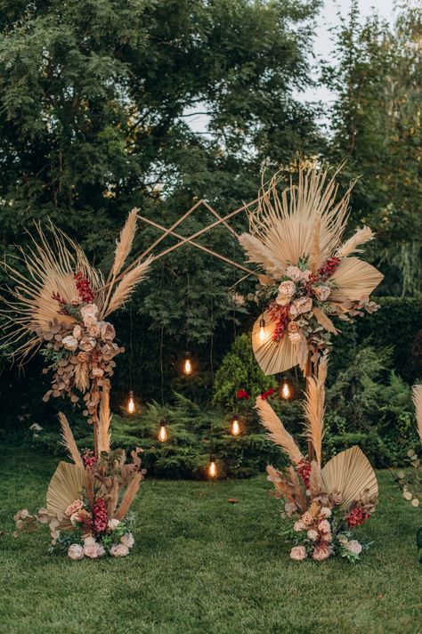 Plant Party Backdrop, Boho Photobooth, Red Pampas, Bohemian Backdrop, Balloon Birthday Themes, Reception Entrance, Plant Party, Dried Flowers Wedding, Boho Beach Wedding