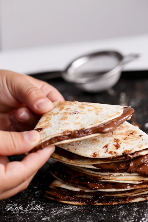 Simple Nutella Quesadillas in under 5 minutes! | http://cafedelites.com Crepes Nutella, Nutella Snacks, Nutella Crepes, Chocolate Crepes, Nutella Recipes, Crepe Recipes, Quesadillas, Sweet Desserts, Tortillas