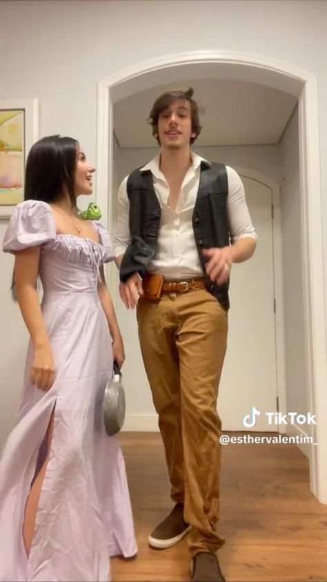 Minimal Halloween Costume, Halloween Costume Friends, Flynn Rider Costume, Rapunzel Halloween Costume, Tangled Costume, Disney Princess Halloween Costumes, Halloween Costumes 2022, Cute Couples Costumes, Rapunzel Cosplay