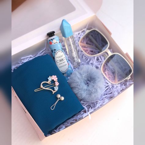 Hijab gift box with hijab clip, sun glasses , matching scrunchie , lip oil and handcream Hijab Gift Box Ideas, Ide Hampers, Hijab Gift, Pretty Gift Wrapping Ideas, Diy Gifts To Sell, Happy Birthday Cards Diy, Trousseau Packing, Birthday Shots, Wedding Gift Pack