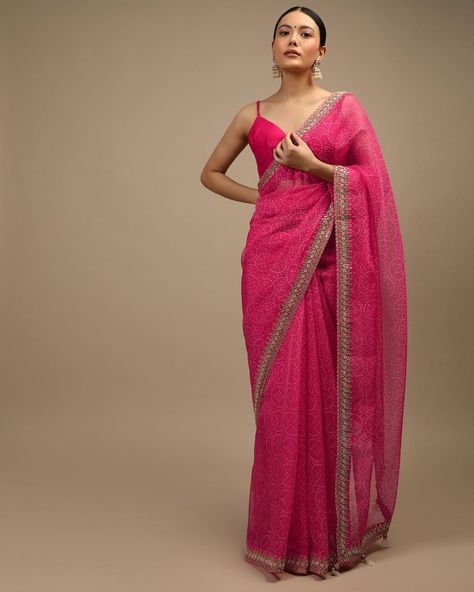 KALKI Fashion on Instagram: “KALKI Presents Drape Delights💫 Dive in the high-on-heritage Bandhani delights. The lush organza, the Bandhani print and the striking hues…” Bandhani Bridal Saree, Pink Saree Outfit Ideas, Morden Sarees, Pink Bandhani Saree, Pink Georgette Saree, Digital Print Saree, Simple Saree Designs, Kalki Fashion, Fashionable Saree Blouse Designs