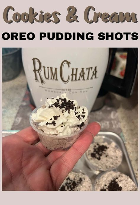 Cookies And Cream Pudding Shots, Easy Pudding Shots, Oreo Pudding Shots, Chocolate Oreo Cheesecake Recipe, Cookies And Cream Pudding, Oreo Poke Cake Recipe, Chocolate Pudding Shots, Drinking Ideas, Pudding Shot Recipes