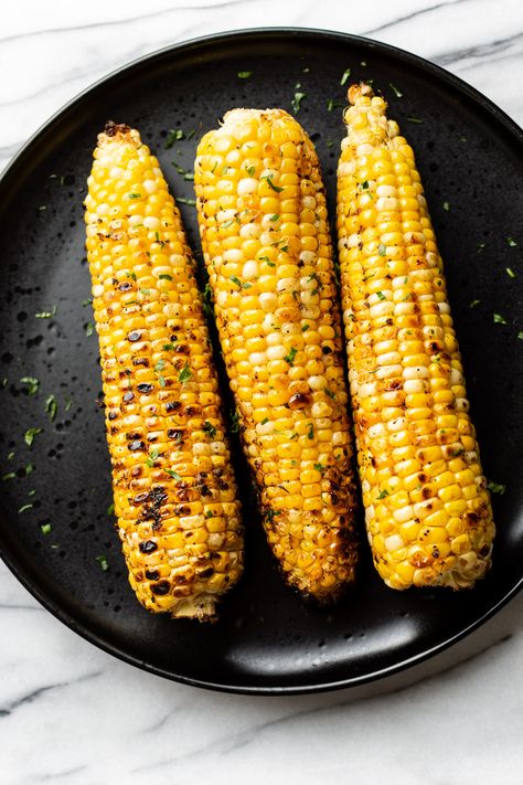 This is the best corn on the cob recipe! Fire up your BBQ/grill/grill pan and make this easy grilled sweet corn that everyone will love. Best Corn On The Cob Recipe, Summer Cookout Side Dishes, Vegetarian Camping Recipes, Budget Bites, Grilled Corn Recipes, Ground Chicken Burgers, Grilled Sweet Corn, Salt Lavender, Grilled Corn On The Cob