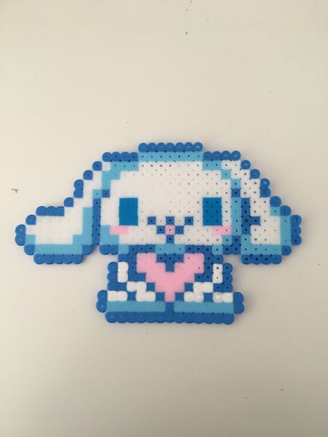 Sanrio Pearl Beads Pattern, Pysla Beads Ideas, Perler Bead Patterns Cinnamoroll, Small Pyssla Ideas, Perler Cinnamoroll, Cute Perler Beads Pattern, Cinnamon Roll Sanrio Perler Beads, Sanrio Iron Beads, Rainbow Friends Perler Beads