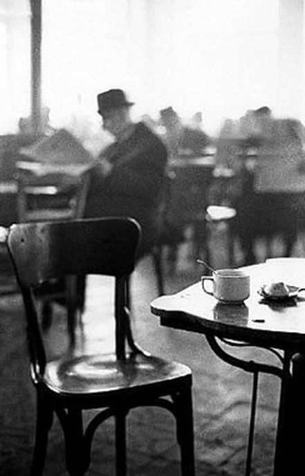 A cafe in Kalamata, Greece, 1966. Photo: Elliot Erwitt. Elliott Erwitt Photography, Elliott Erwitt, Foto Tips, Hur Man Målar, Documentary Photographers, Magnum Photos, Foto Art, Depth Of Field, 인물 사진