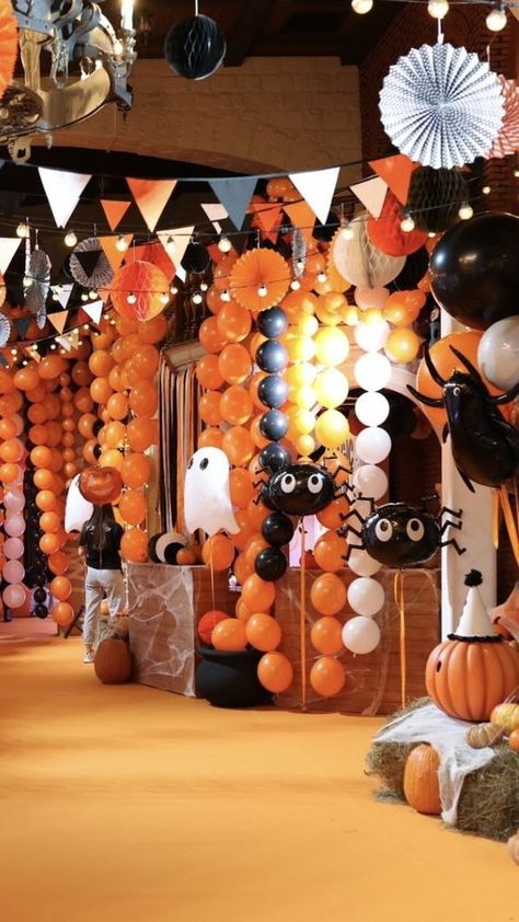 Halloween Retail Display Ideas, Halloween School Party Decorations, Trunk Or Treat Balloon Arch, Halloween Dance Decorations, Halloween Event Decor, Halloween Balloon Arch, Halloween Photo Backdrop, Retro Halloween Decorations, Halloween Balloons Decorations