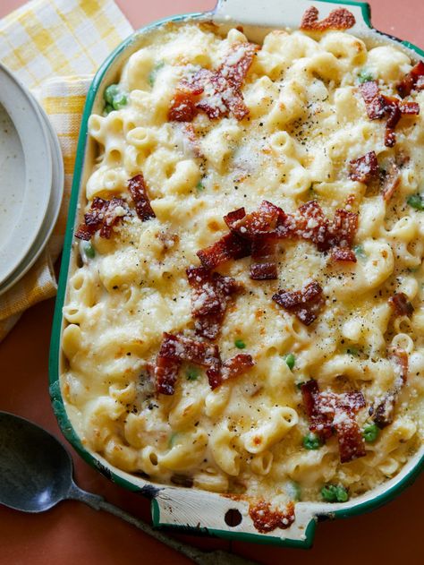 Creamy Baked Carbonara Mac and Cheese Homemade Carbonara, Cheesy Pasta Recipes, Bake Mac And Cheese, Spoon Fork Bacon, Bacon Mac And Cheese, Cheesy Pasta, Baked Mac, Mac N Cheese Recipe, Spoon Fork