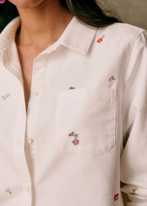 Embroidery Shirts For Women, Embroidery Tops For Women, Minimal Embroidery, Tomboy Shirts, White Embroidered Shirt, Abaya Designs Latest, Floral Embroidered Shirt, Shirt With Embroidery, Gift Embroidery