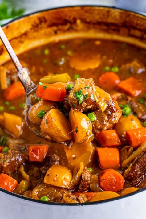 Red Wine Beef Stew Dutch Oven, Beef Stew Red Wine Dutch Ovens, Beef Stew In The Oven How To Make, Beef Stew With Red Wine Dutch Oven, Stew Meat Recipes Dutch Oven, Oven Stew Beef Recipes, Beef Stew Oven Recipes, Beef Stew No Wine, Beef Stew Dutch Oven Recipes