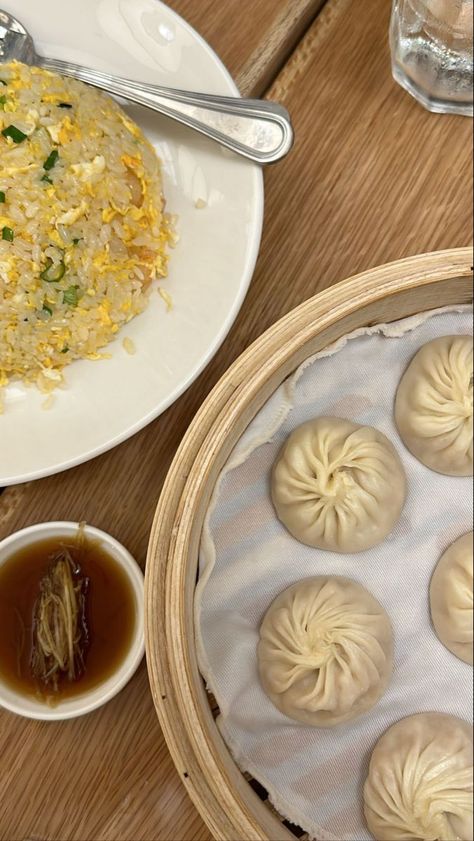 din tai fung Asian Food Party, Soup Dumpling, Yummy Asian Food, Dumpling Sauce, Delicious Food Image, Xiao Long Bao, Din Tai Fung, Dumpling Soup, Authentic Asian Recipes