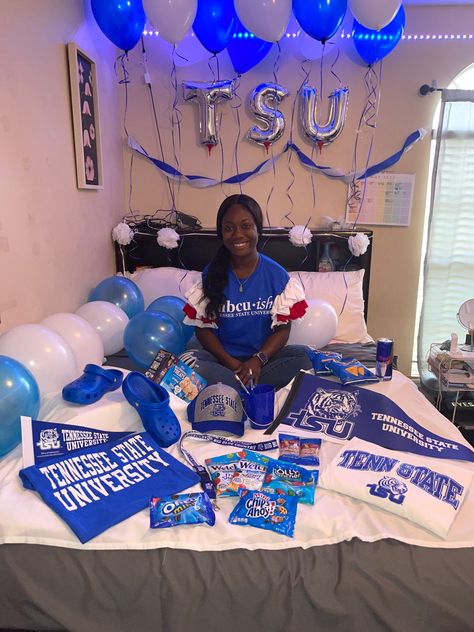 Tennessee State University Hbcu, Bed Decorating College Acceptance, Bed Decorating Ideas College Acceptance, College Decision Bed, Grambling State University, College Decision Reveal, College Announcement Ideas, College Acceptance Room Decorating, Hbcu Dorm Ideas