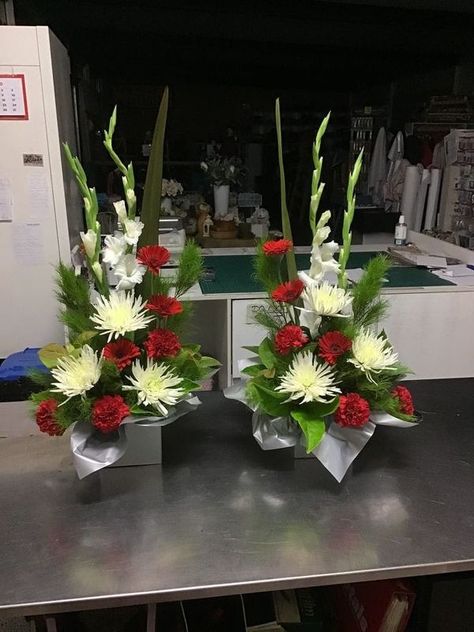 Luxury Flower Arrangement, Church Wedding Flowers, Tropical Flower Arrangements, Flower Shop Design, Rose Flower Arrangements, Altar Flowers, Flower Arrangement Designs, Ikebana Flower Arrangement, Artificial Floral Arrangements