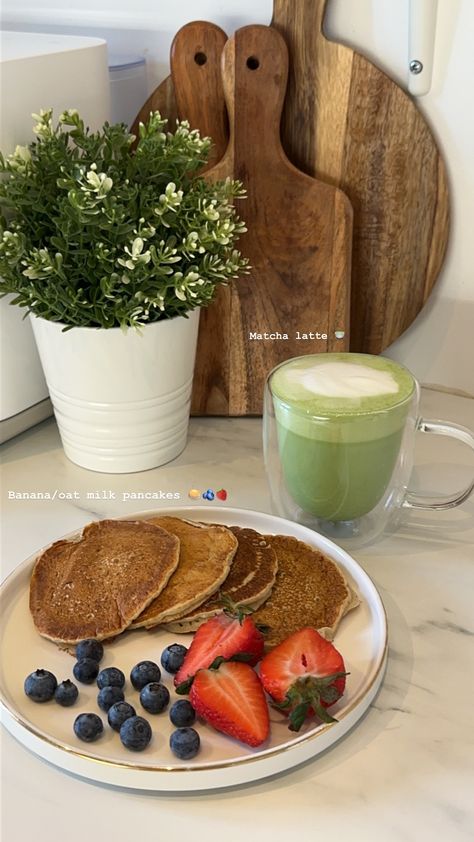 #breakfastideas #pancakes #healthyfood #matcha #matchalatte Pancake Aesthetic, Eating Aesthetic, Matcha Pancakes, Bakery Foods, Matcha Chocolate, Chocolate Pancakes, Iced Matcha, Yogurt Bowl, Chia Seed Pudding