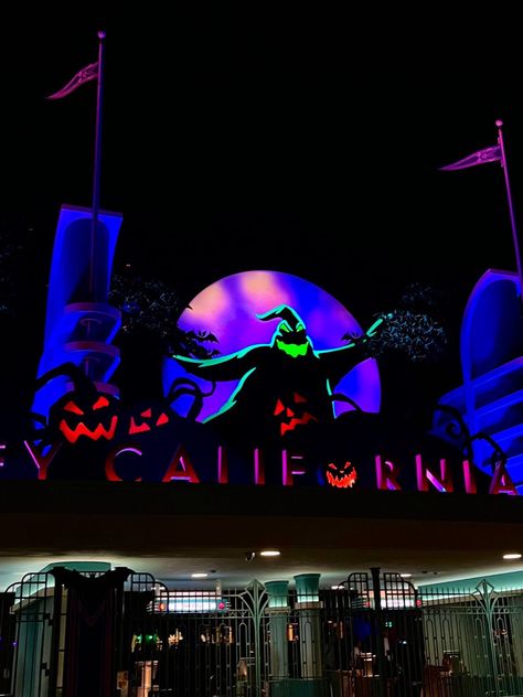 Disneyland Fall Aesthetic, Disney Halloween Aesthetic, Halloween Disneyland Aesthetic, California Adventure Halloween, Disneyland Halloween Wallpaper, Disneyland In October Aesthetic, Disneyland Halloween Aesthetic, Disneyworld Halloween Aesthetic, Disneyland Halloween 2024