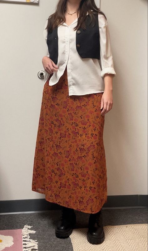 1970s Plus Size, 70s Maxi Skirt Outfit, 70s Inspired Fashion Plus Size, 70s Outfits Skirt, 80s Vest Outfits, 70s Vest Outfits, Plus Size Formal Outfits, 19th Birthday Ideas Outfits, Skirt Vest Outfit