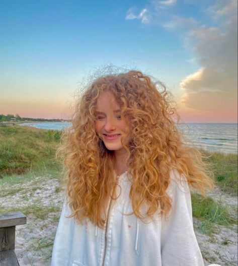 Strawberry Blonde Balayage Curly Hair, Strawberry Blonde Curly Hair, Curled Blonde Hair, Long Blonde Curly Hair, Strawberry Blonde Hair Color, Strawberry Hair, Blonde Curly Hair, Blonde Curls, Colored Curly Hair