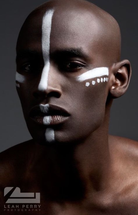 African Face Paint, Warrior Makeup, Make Up Gold, Strong Man, Face Paint Makeup, Afrikaanse Mode, Male Makeup, Diet Vegetarian, Festival Makeup