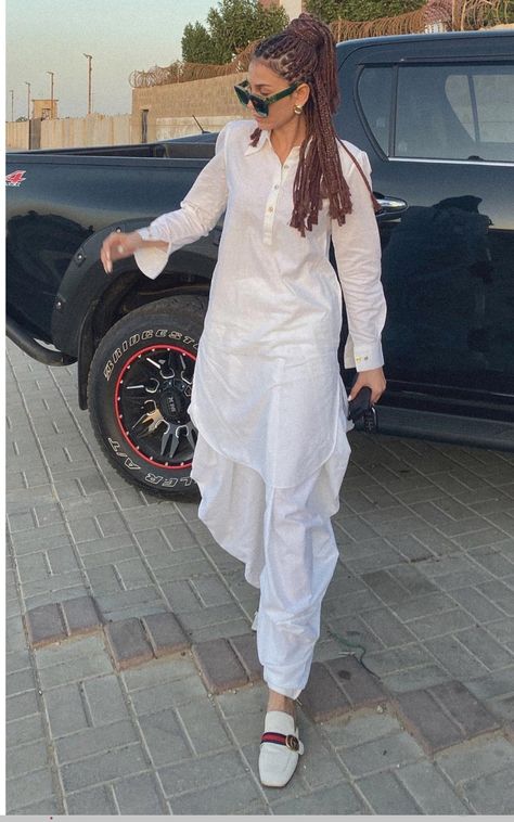 White kurta shalwar girls swag Corset Salwar Suit, Kurta Pajama Women Punjabi, Pathani For Women, Kurta Shalwar Women, Kurta Pajama For Women, Pathani Kurta Women, Pathani Salwar Suit For Women, White Kurta Outfits Women, Pathani Suit Women