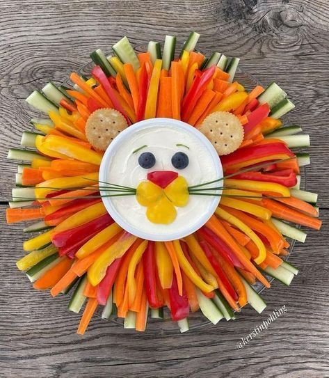 Lion Vegetable Tray, Finger Foods First Birthday, Kids Veggie Tray, Vegetables Kids Will Eat, Birthday Snack Foods Party Ideas, Animal Veggie Tray, Lion Veggie Tray, Kids Food Party Ideas, Lion Veggie Tray Jungle Party