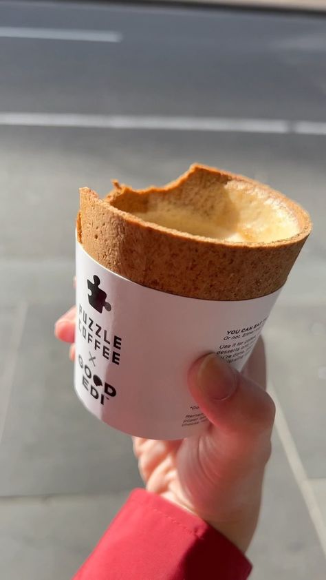 nickandhelmi on Instagram: Edible coffee cup☕️ Yes eat your coffee cup guys🤭 - made out of wheat and grains, this tasted like Weet-Bix. This cup is actually quite… Cafe Cups Ideas, Edible Coffee Cup, Cute Cafe Ideas, Eco Coffee Cup, Breakfast With Coffee, Edible Cups, Coffee Snacks, Easy Coffee Recipes, Food Cart Design