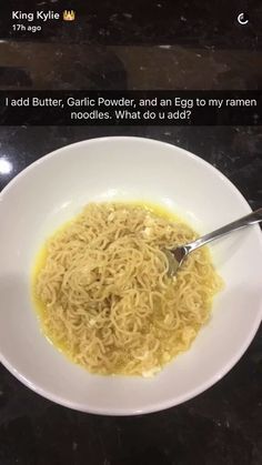 She snapped a picture of her own ramen before opening the floor to find out what everyone else does. | Kylie Jenner Revealed Her Ramen… Ramen Dishes, Wholesome Meals, Homemade Ramen, Easy Meals For College Students, Kim K Style, Food Memes, Ramen Recipes, Ramen Noodle, Kardashian Kollection