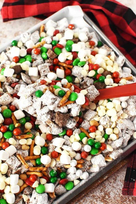 A delicious Christmas Chex Mix recipe that makes for a festive holiday snack. Reindeer Chow is a Santa-approved, perfect Christmas party food. Christmas Chex Mix Recipe, Chex Mix Recipes Christmas, Chex Mix Muddy Buddies, Chex Recipes, Puppy Chow Christmas, Reindeer Party, Reindeer Chow, Puppy Chow Chex Mix Recipe, Chex Mix Christmas