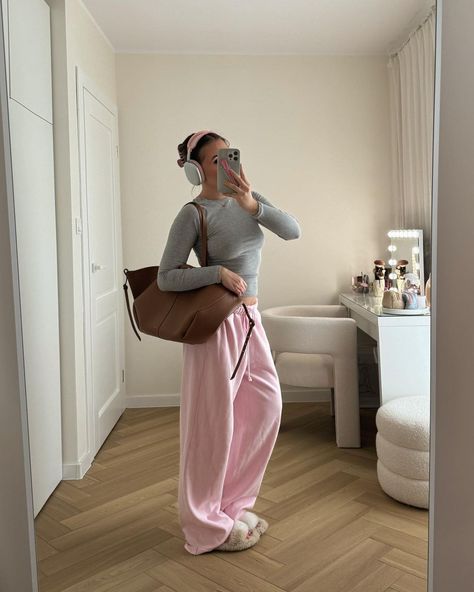 Martyna Szałacka | Comfy outfits 💘 >> | Instagram Cold Outfits Comfy, Studying Outfits, Comfy Study Outfit, Cute Comfy School Outfits, Study Outfits, Cosy Fits, Comfy Outfit For School, Outfit Sweatpants, Outfit Inspo School