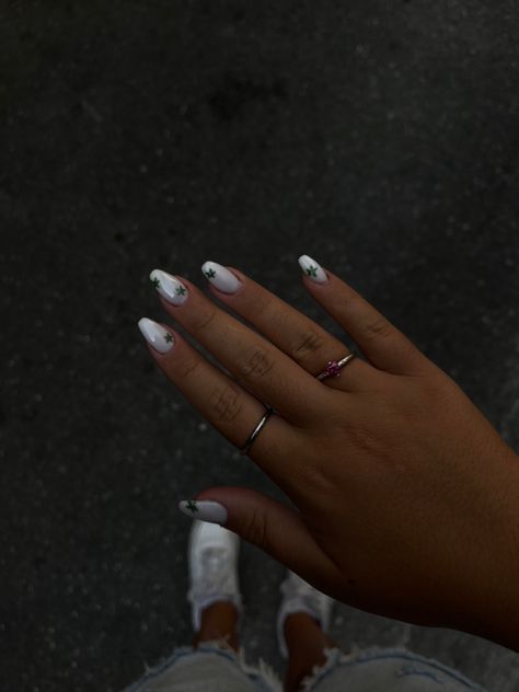 White Nails with stars✨ Green And White Star Nails, White Nails With Stars, Green Star Nails, Nails With Stars, White Chrome Nails, Nail White, Green Xmas, White Glitter Nails, Star Nails