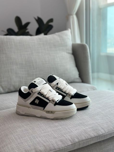 Fendi Shoes Men, Jordan Shoes Men, Guys Fashion Swag, Women Nike Shoes, Nike Shoes Blue, How To Tie Shoes, Shoes Air Max, Pretty Sneakers, New Jordans Shoes