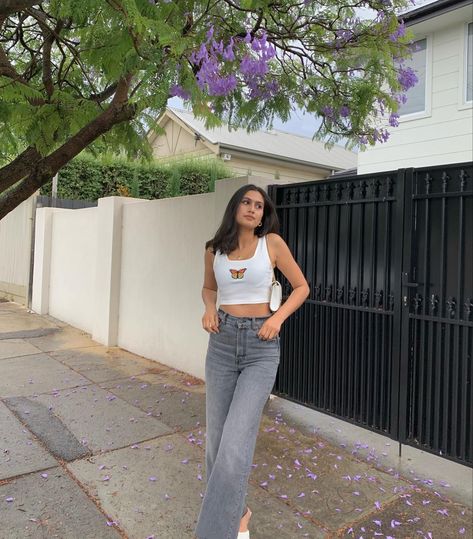 White crop top Stylish Crop Tops On Jeans, Poses In T Shirt And Jeans, Jeans And Crop Top Photoshoot, Crop Tops For Girls Stylish, Poses With Crop Top, How To Pose In Jeans Top, Poses On Crop Top, Crop Top Western Outfit, Jeans And Top Photo Poses