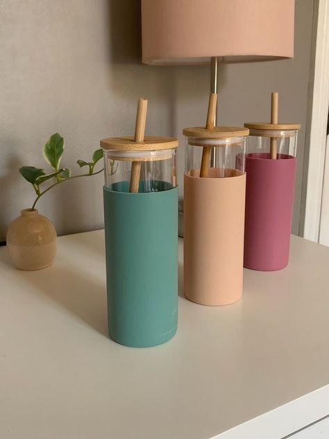 Aesthetic Coffee Tumbler, Tumblr With Straw, Coffee Tumbler Aesthetic, Tumbler Cups Aesthetic, Unique Tumbler Ideas, Aesthetic Tumbler Bottle, Tumbler Bottle, Crockery Design, Plastic Drink Bottles