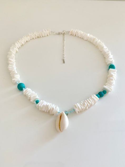 White Puka Shell Necklace with Seashell Pendant - Charming and Stylish Gemstone Jewelry. The necklace showcases the beauty of the white Puka shells and pairs them elegantly with Turquoise beads. The addition of a white seashell pendant adds a touch of beachy elegance to your outfits. With a length of 16,5 inches and an additional 3-inch silver extender chain, this necklace offers versatility in styling, ensuring a comfortable fit for everyone. In addition to its aesthetic appeal, this necklace c River Necklace, Profile Pink, Puka Shell Necklace, Holiday Necklace, Seashell Pendants, Shell Choker, Amazon River, Puka Shell, Necklace Flower