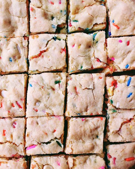 Cake Batter Brownies, Funfetti Blondies, Funfetti Cake Mix Recipes, Cake Batter Blondies, Red Velvet Cake Recipe Easy, Cake Batter Fudge, Cake Batter Recipes, Recipes Using Cake Mix, Funfetti Cake Mix