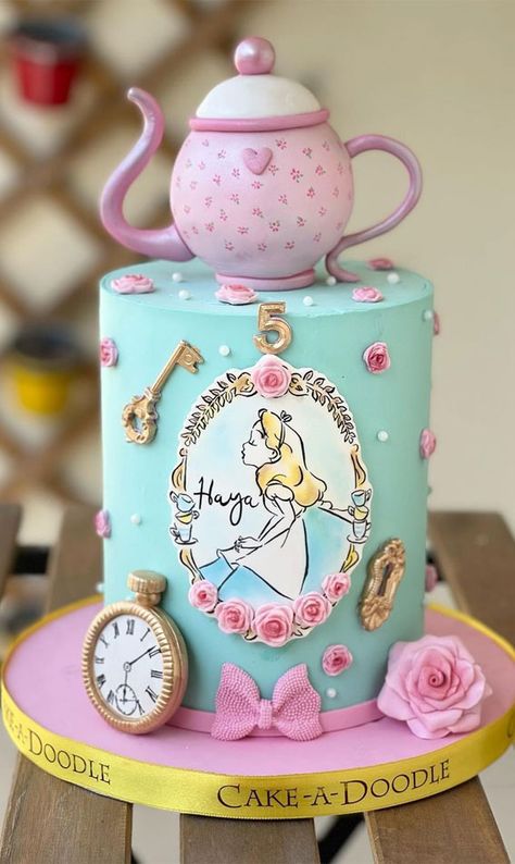 Doodle Cake, Alice In Wonderland Cake, Wonderland Cake, Birthday 2023, Alice In Wonderland Tea Party Birthday, Baby First Birthday Cake, 1st Birthday Girl Decorations, Onederland Birthday Party, Alice In Wonderland Cakes