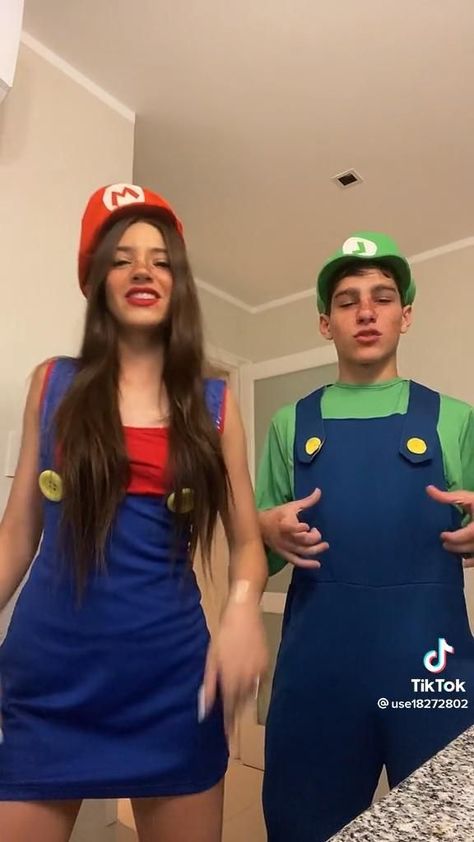 Woman Mario Costume, Mario And Peach Costumes For Couples, Princess Couples Costumes, Last Minute Halloween Costumes Couples, Unique Halloween Costumes For Couples, Easy Halloween Costumes For Couples, Costume Halloween Duo, Halloween Couples Costumes, Facts About Japan