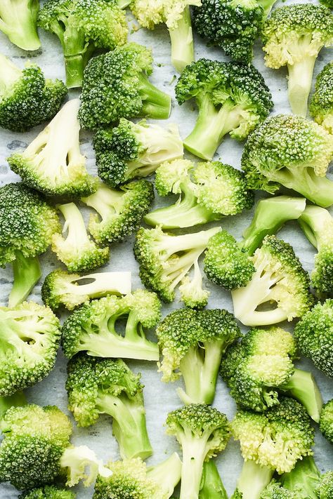 Want to know how to freeze broccoli? Learn all my tips and tricks for preserving this versatile and nutritious vegetable! In just a few simple steps, you’ll have broccoli on fleek for all your casserole, soup, and stir-fry needs! How To Freeze Broccoli, Freeze Broccoli, Frozen Broccoli Recipes, Blanching Broccoli, Roast Frozen Broccoli, Smoked Pork Tenderloin, Parmesan Roasted Cauliflower, Lunch Sides, How To Cook Broccoli