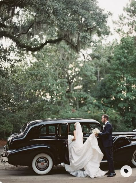 Vintage Rolls Royce Wedding, Rolls Royce Wedding Pictures, Wedding Pictures Vintage, Oldschool Wedding, Vintage Style Wedding Photos, Rolls Royce Wedding Car, Boone Hall Wedding, Rolls Royce Wedding, Old School Wedding