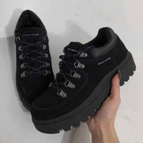 Alt Shoes Sneakers, Sketchers Jammers Outfit, Grunge Shoes Sneakers, Chunky Black Sneakers, Black Chunky Shoes, Grunge Sneakers, Alternative Shoes, Shoe Ideas, Chunky Shoes