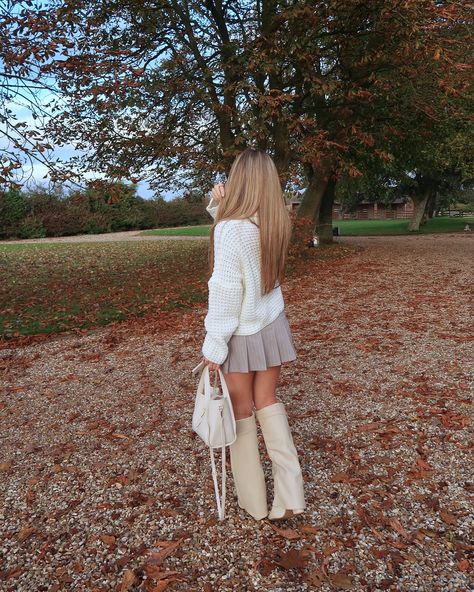 Sweater Weather 🪵☁️❄️ Shop “Autumn” Chunky Knit Jumpers in 5 colours 🍂🧺 Jumper And Skirt Outfit, Brunette To Blonde Hair, Sophie Suchan, Cute Outfits Winter, Kelsey Simone, Blonde Hair Goals, Adrette Outfits, Rosie Hw, Knit Sweater Outfit