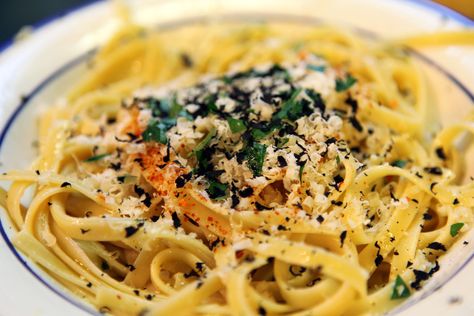 Linguini with garlic and olive oil with black truffle shavings Themed Recipes, Garlic And Olive Oil, Aglio Olio, Truffle Oil, Black Truffle, Natural Wellness, The Nature, Best Buy, Healthy Meals