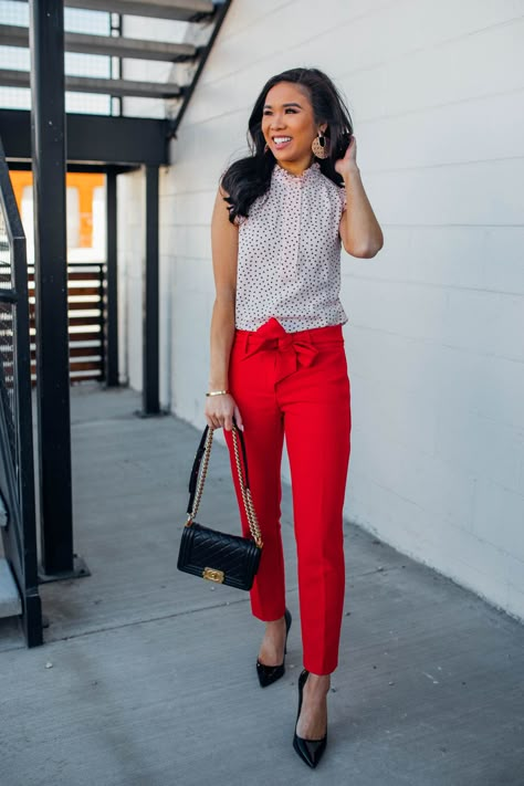 Red Trousers Outfit, Outfit Pantalon Rojo, Tie Waist Pants Outfit, Red Pants Outfit, Pants Outfit Work, Work Outfits Frauen, Red Dress Pants, Winter Pants Outfit, Red Trousers