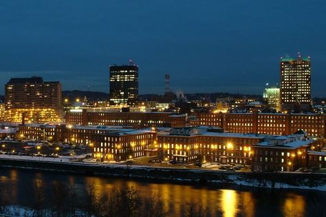 The Ultimate Guide to Manchester, NH | Red Oak Properties.  Check out the best of what Manchester NH has to offer. #redoaklife Manchester New Hampshire, Maine New England, England Aesthetic, Manchester Nh, One Day Trip, Road Trip Planning, Local Area, Weekend Trips, Error 404