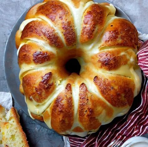 When I smelled this bread coming from the oven, I couldn't help but have thirds Best Dessert Bread Recipes, Great Bread Recipes, Recipes Using A Bundt Pan, Bread Slow Cooker Recipes, Bundt Pan Cheesy Bread, Bundt Pan Bread Recipe, Bundt Recipes Dinner, Cheese Bread Cake, Bundt Bread Recipes