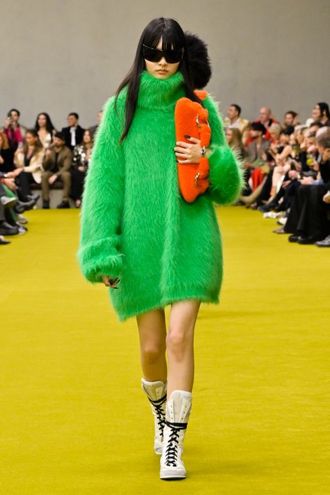 Nyfw 2023, Milan Fashion Week Runway, Stylish Knitwear, Knitwear Trends, Winter Knitwear, Quirky Fashion, Gucci Fashion, Knitwear Fashion, Green Outfit