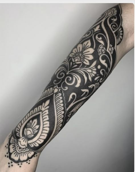 Black Sleeve Tattoo, Mangas Tattoo, Mandala Hand Tattoos, Side Neck Tattoo, Tattoo T, American Traditional Tattoo Ideas, Traditional Tattoo Ideas, Armband Tattoos, Blackout Tattoo