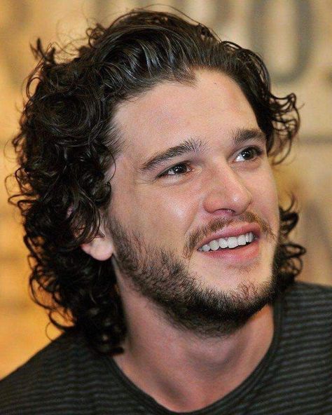 Kit Kit Harrington Hair, Long Hairstyles For Men, Kit Harrington, Gra O Tron, Hollywood Actors, Kit Harington, Corte De Cabelo Masculino, Hairstyles For Men, Curly Hair Men