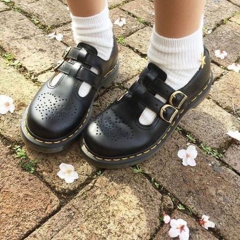 Mary Jane Docs, How To Style Doc Martens, Martens Outfit, Doc Martens Outfit, Shoe Inspo, Aesthetic Shoes, Swag Shoes, Outfit Aesthetic, 가을 패션