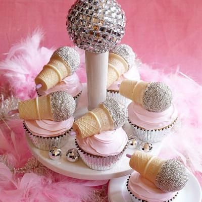 Karaoke Birthday Cupcakes {Girl Birthday Desserts} Microphone Cupcakes, Easy Kids Birthday Cakes, Cupcakes Bonitos, Pop Star Party, Teenager Party, Rockstar Party, Taylor Swift Birthday Party Ideas, Rock Star Party, Taylor Swift Birthday